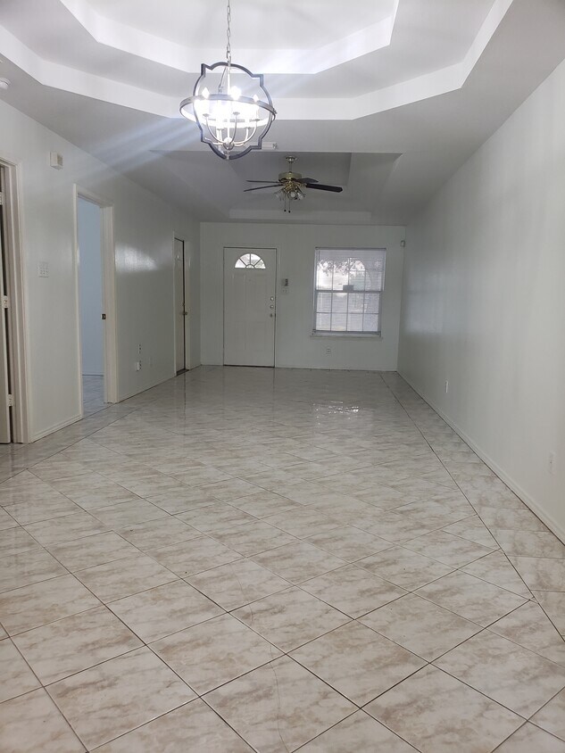 Building Photo - 1006 N Cross Ln