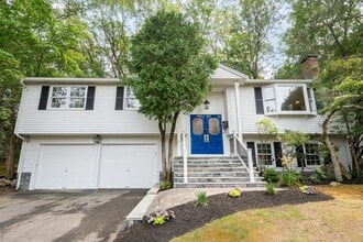 Building Photo - 10 Pinewood Cir Building Photo - 10 Pinewood Cir