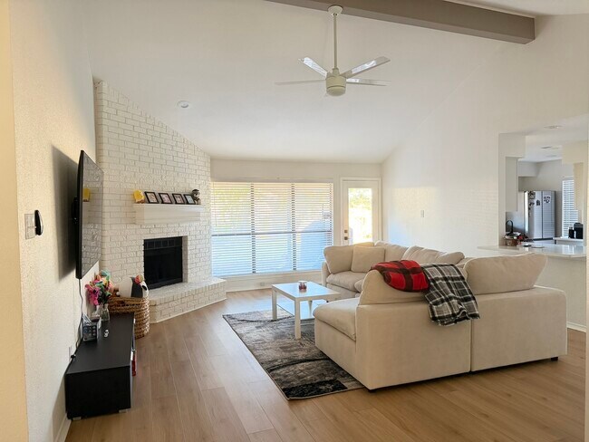 Foto del edificio - 921 Matilda Dr