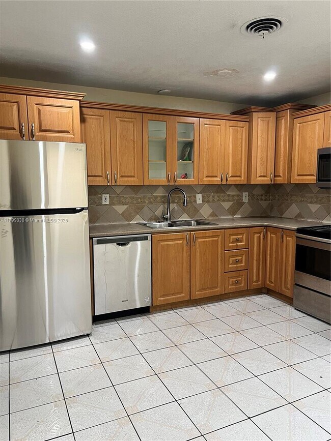 Building Photo - 420 NE 44th St