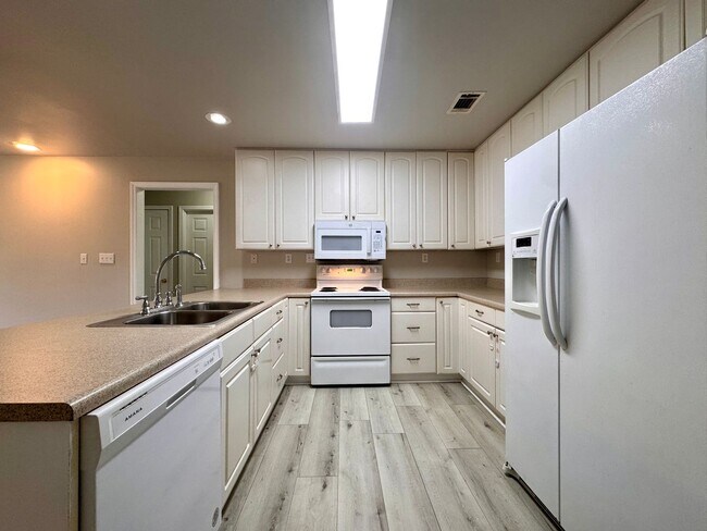 Foto del edificio - 642 Scoggins Rd