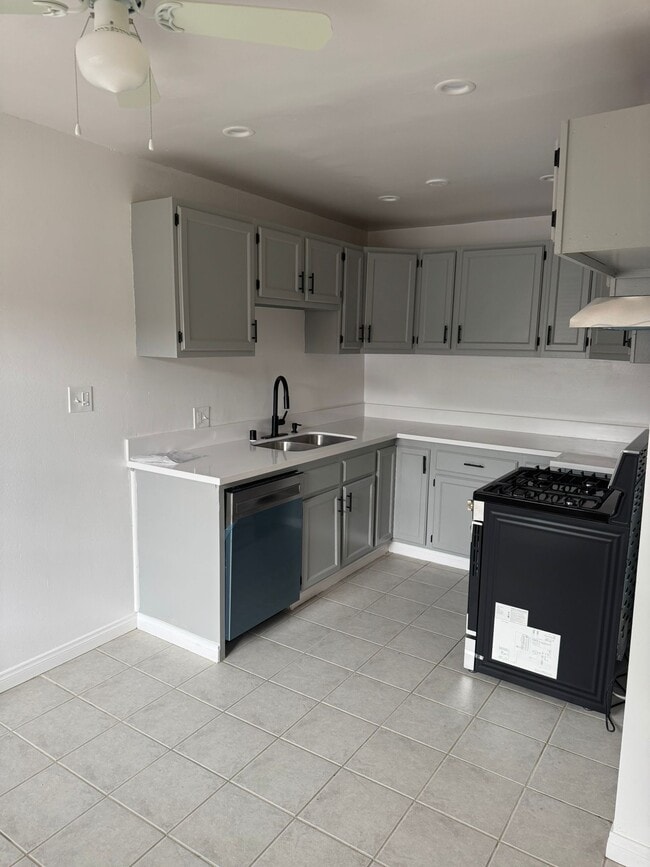 Building Photo - 6633 Woodley Ave