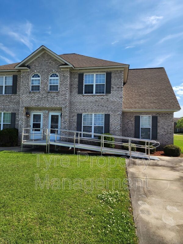Foto principal - 320 S Square Dr