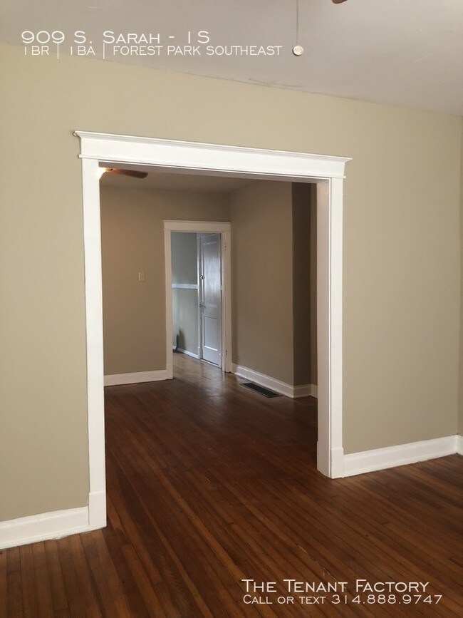 Building Photo - 909 S Sarah St