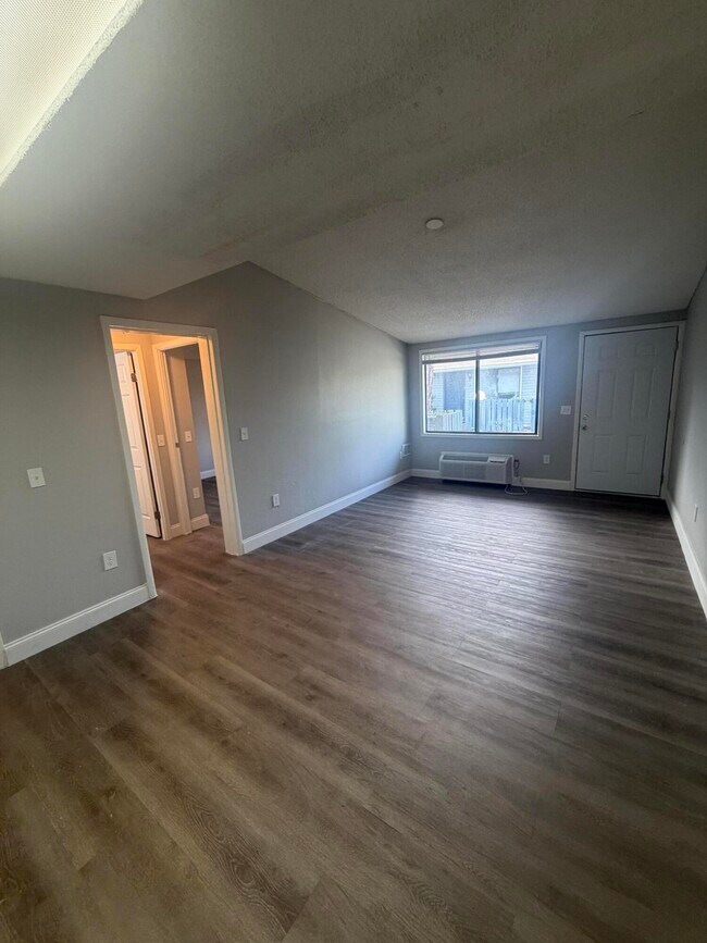 Foto del edificio - 5063 Elmhurst Rd