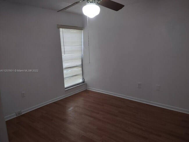 Foto del edificio - 11925 NE 2nd Ave  B216 North Miami Fl 33161