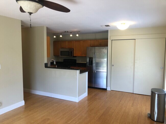 Foto del edificio - 140 Uwapo Rd