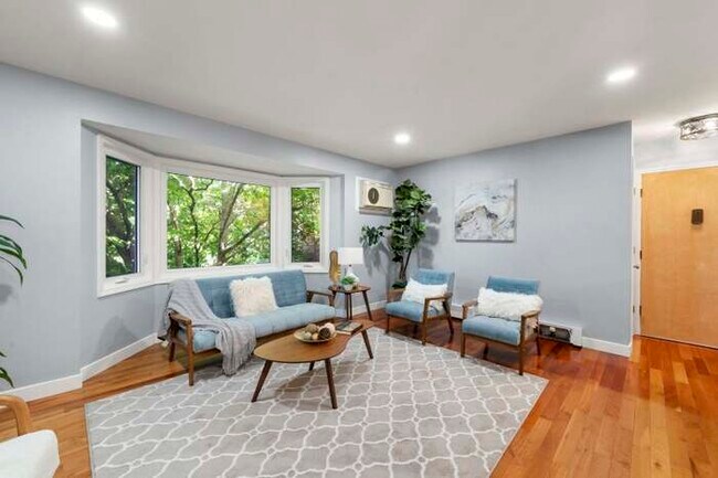 Building Photo - 514 W Miner St