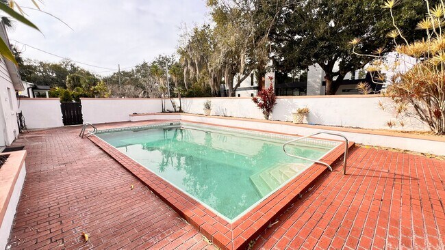 Building Photo - Charming Winter Park Retreat with Private Pool – Lawn & Pool Care Included in the RENT!