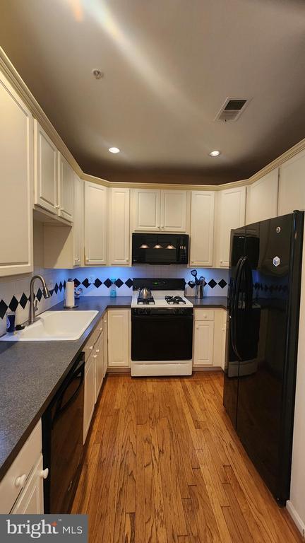 Building Photo - 5060 Donovan Dr