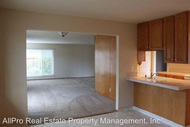 Building Photo - 3 br, 2 bath House - 467 School Street