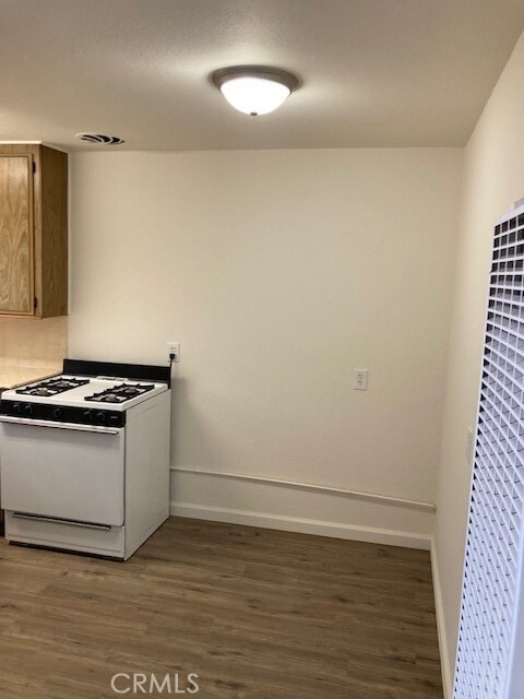 Building Photo - 1152 Villa St