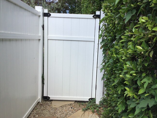 Segunda puerta - 5437 Ventura Canyon Ave