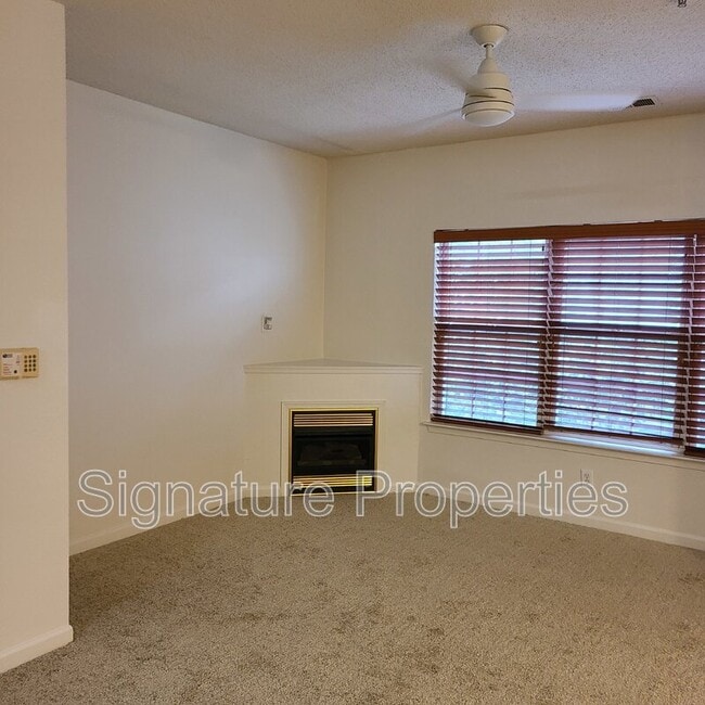 Foto del edificio - 830 Brassie Ln