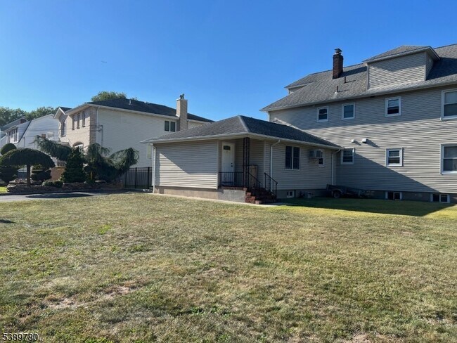 Foto del edificio - 215 Saddle River Rd