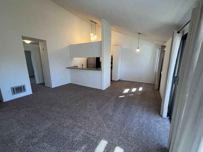 Primary Photo - Centrally Located! 1BD / 1BA Condo in Univ...