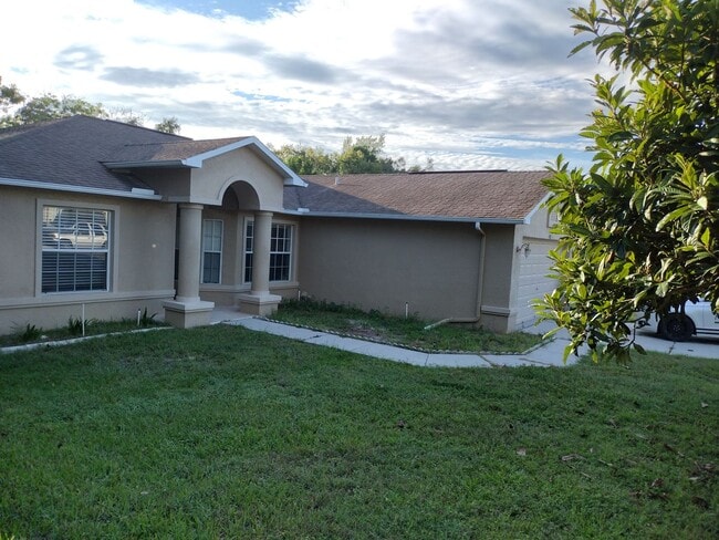 Building Photo - 3 Bedroom 2 Bath House 2 car garage with Large screened in porch! Available March 1st