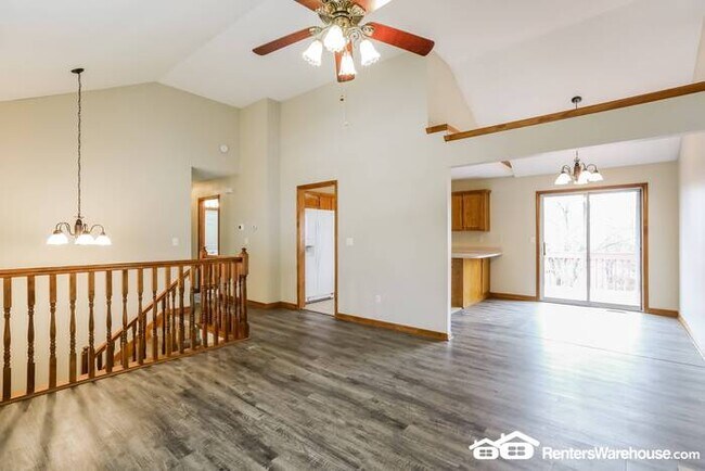 Foto del edificio - 3 Bed 2.5 Bath In Raymore!  Available 7/1!