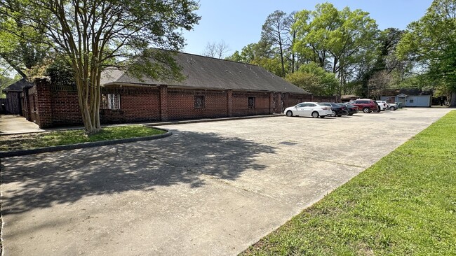 Building Photo - 1604 N McGuire Ave