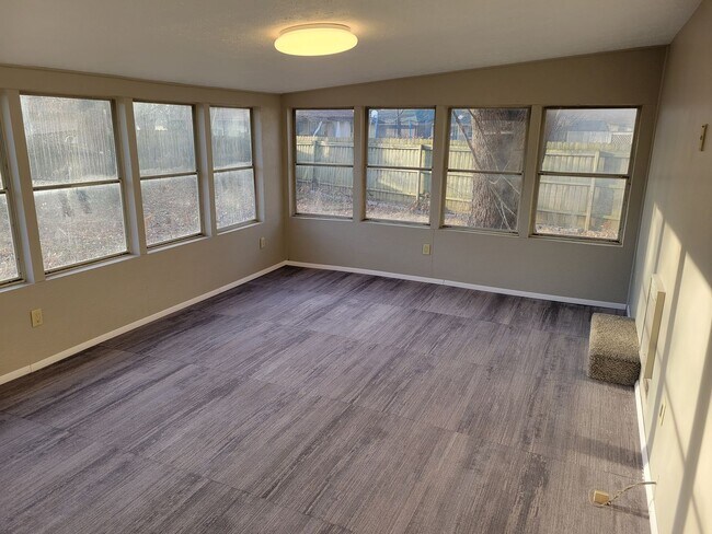 Building Photo - 3 Bedroom 2 Bathroom South! Totally Remode...