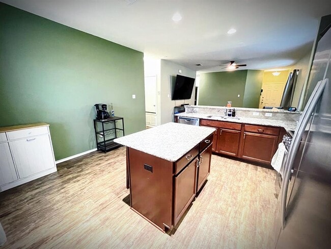 Building Photo - 228 La Dera Dr