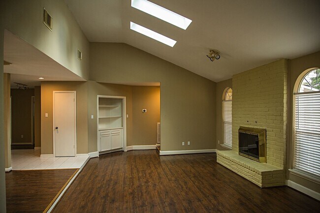 Foto del edificio - **Spacious, no carpet, and Energy saving 3...