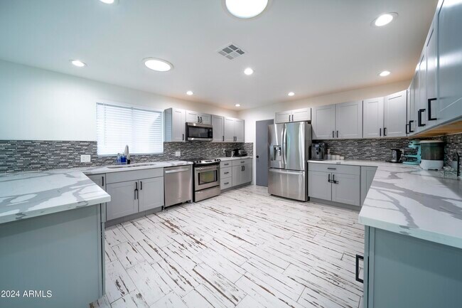 Building Photo - 11470 N 64th St