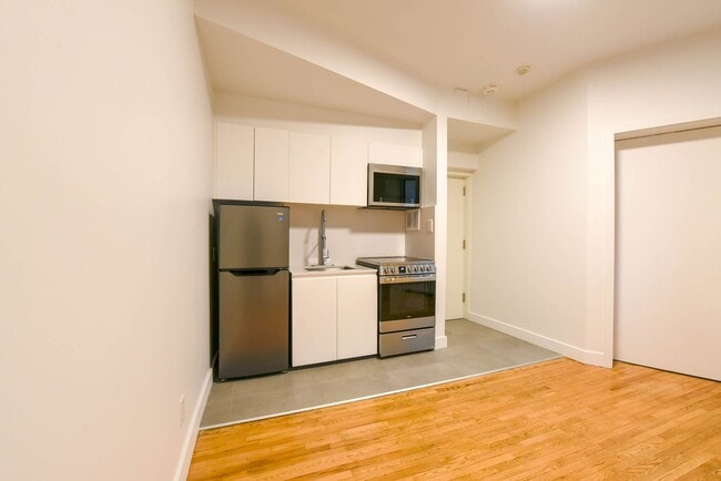 Building Photo - 3495 Av Van Horne