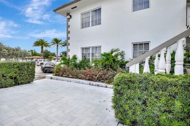 Building Photo - 5420 Hollywood Blvd