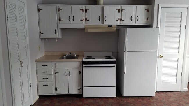 Foto del edificio - 595 Rock Beach Rd | Apt 4 | 1 BD/1 BA | Ir...