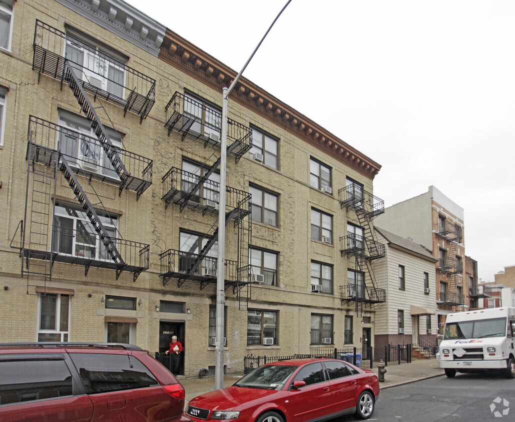 Primary Photo - 31-62-31-66 38th St
