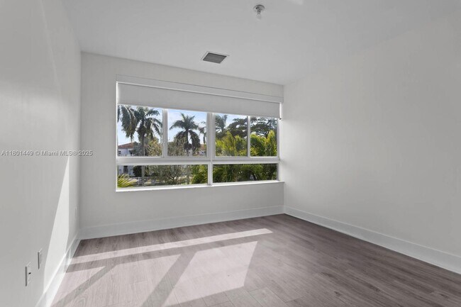 Foto del edificio - 2457 NE 135th St