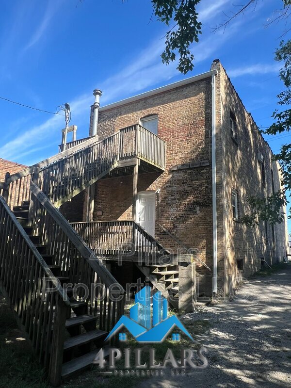 Building Photo - 803 E Chicago Ave