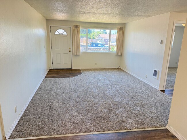 Foto del edificio - Updated single level 2 bed/1 bath duplex in Springfield!