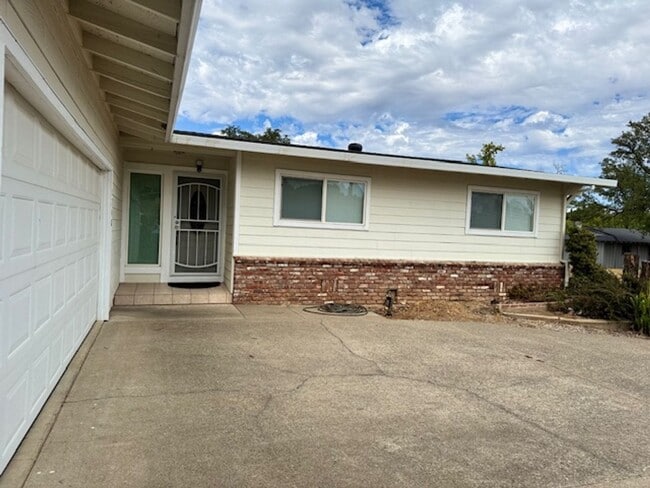 Building Photo - Home in Mary Lake Neighborhood