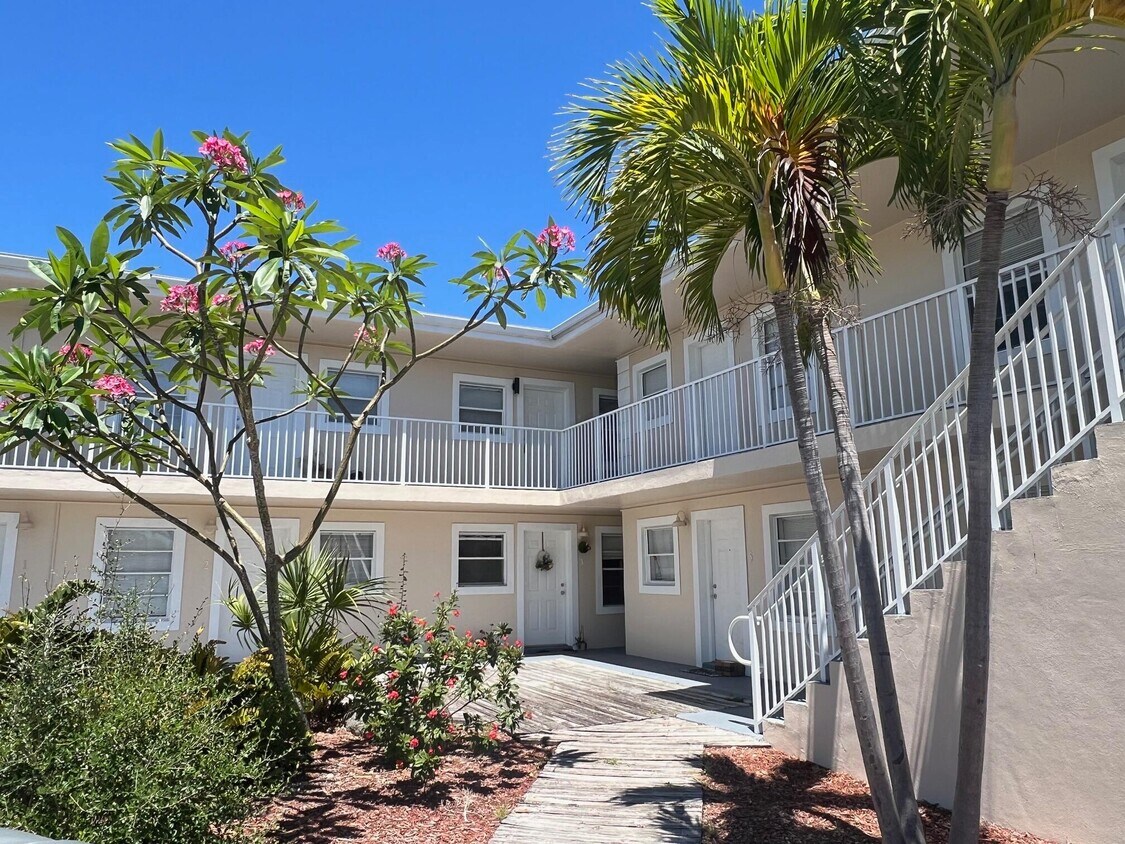 1328 S Patrick Dr Unit 9, Satellite Beach, FL 32937 Room for Rent in