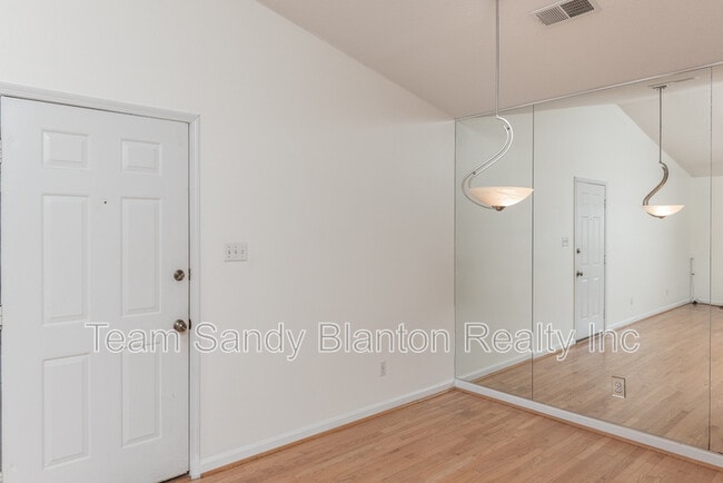 Foto del edificio - 2300 W Michigan Ave