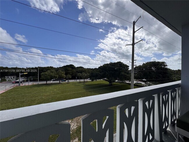 Foto del edificio - 8233 Harding Ave