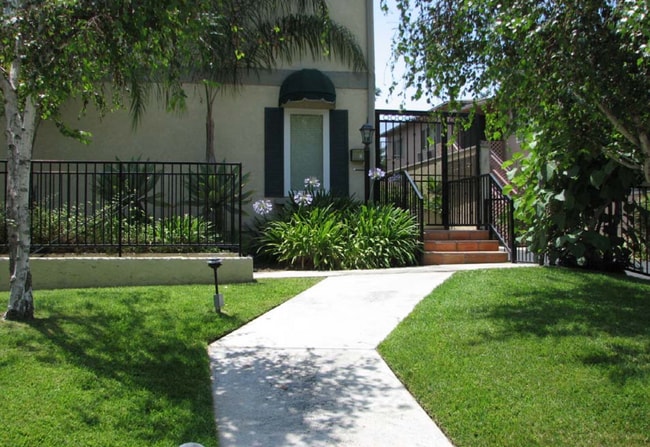 Entrance - 253 N Mar Vista Ave