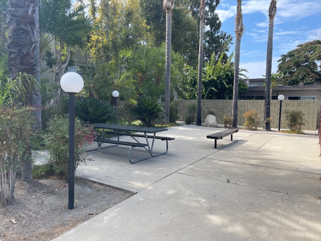 Building Photo - 1590 W Palm Ln