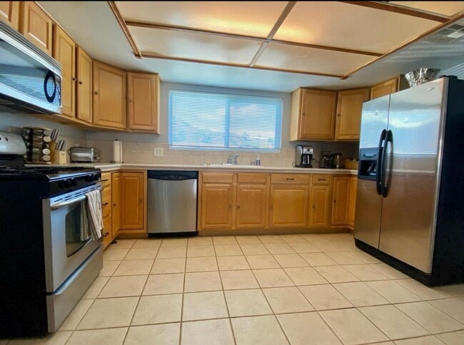 Building Photo - 1832 N San Gorgonio Rd