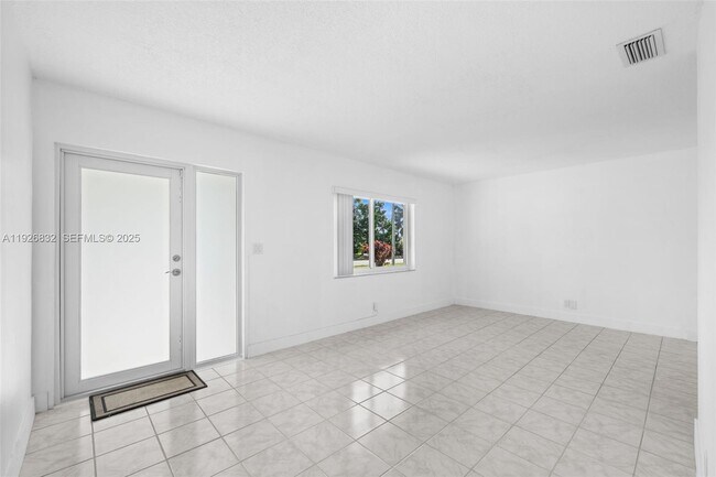 Building Photo - 3925 NW 19th Ave