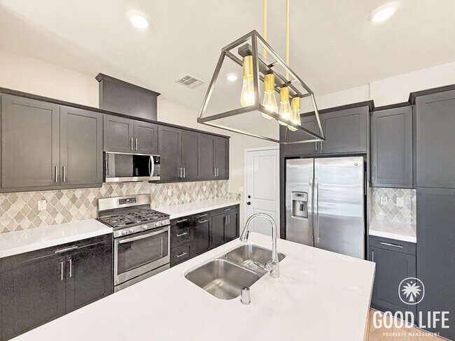 Foto del edificio - Bright 3BD/2.5BA Townhouse in Vista with Community Pool, In-Unit Laundry & 2-Car Garage