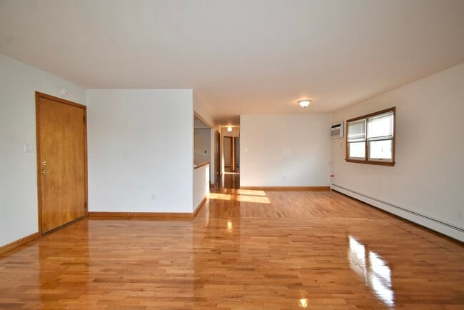 Building Photo - 21 Country Village Ct