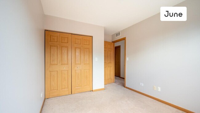 Foto del edificio - ROOM ONLY in 4-bed/2.5-bath Home