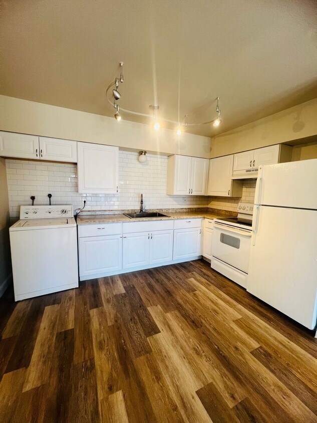 Foto del edificio - Freshly Painted 3 bed 1 bath with fenced front yard minutes from Fort Carson . $300.00 off the fi...