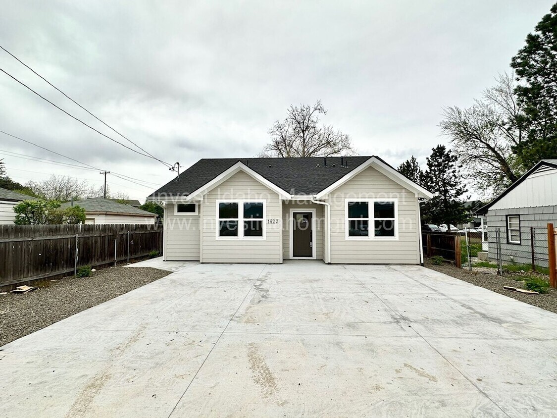 Primary Photo - 4 bedroom 2 bathroom home near Boise State...