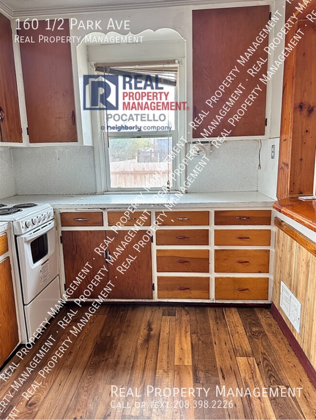 Foto del edificio - 160 1/2 Park Ave-