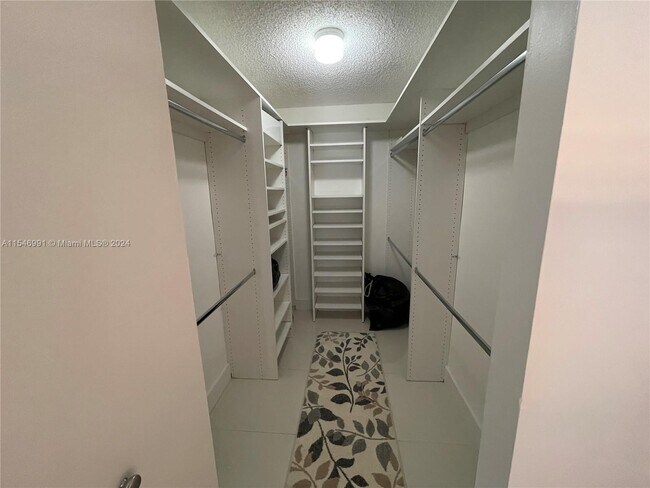 Building Photo - 540 Brickell Key Dr