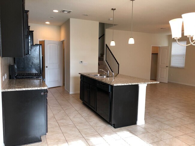 Building Photo - Charming Townhouse